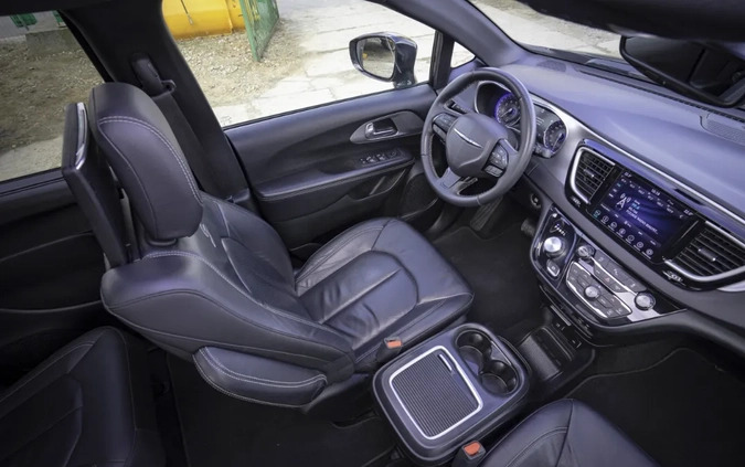 Chrysler Pacifica cena 104700 przebieg: 197000, rok produkcji 2018 z Białystok małe 497